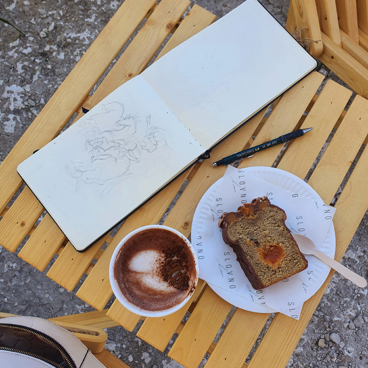 Жительница областного центра Наталья Пименова выражает любовь к родному городу на бумаге. Из выразительных средств – все оттенки серого. Сегодня зарисовки девушки стали хорошо узнаваемыми. На графических скетчах – знакомые улочки и объекты архитектуры.