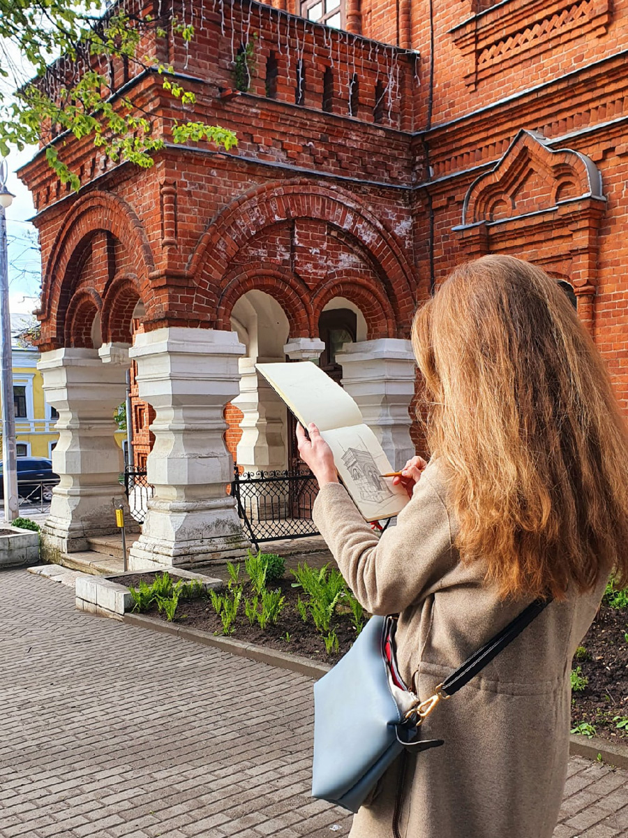 Жительница областного центра Наталья Пименова выражает любовь к родному городу на бумаге. Из выразительных средств – все оттенки серого. Сегодня зарисовки девушки стали хорошо узнаваемыми. На графических скетчах – знакомые улочки и объекты архитектуры.