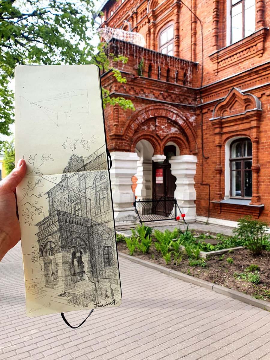 Жительница областного центра Наталья Пименова выражает любовь к родному городу на бумаге. Из выразительных средств – все оттенки серого. Сегодня зарисовки девушки стали хорошо узнаваемыми. На графических скетчах – знакомые улочки и объекты архитектуры.