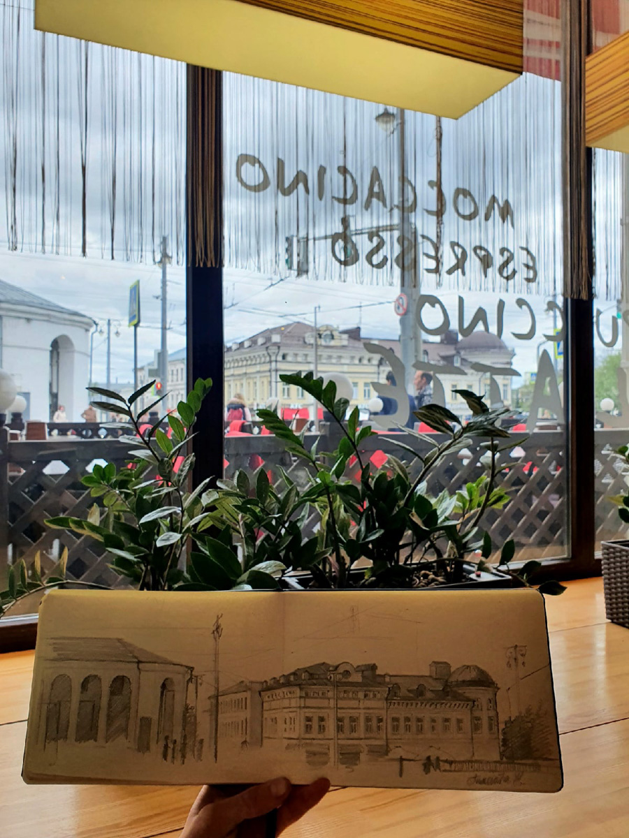 Жительница областного центра Наталья Пименова выражает любовь к родному городу на бумаге. Из выразительных средств – все оттенки серого. Сегодня зарисовки девушки стали хорошо узнаваемыми. На графических скетчах – знакомые улочки и объекты архитектуры.