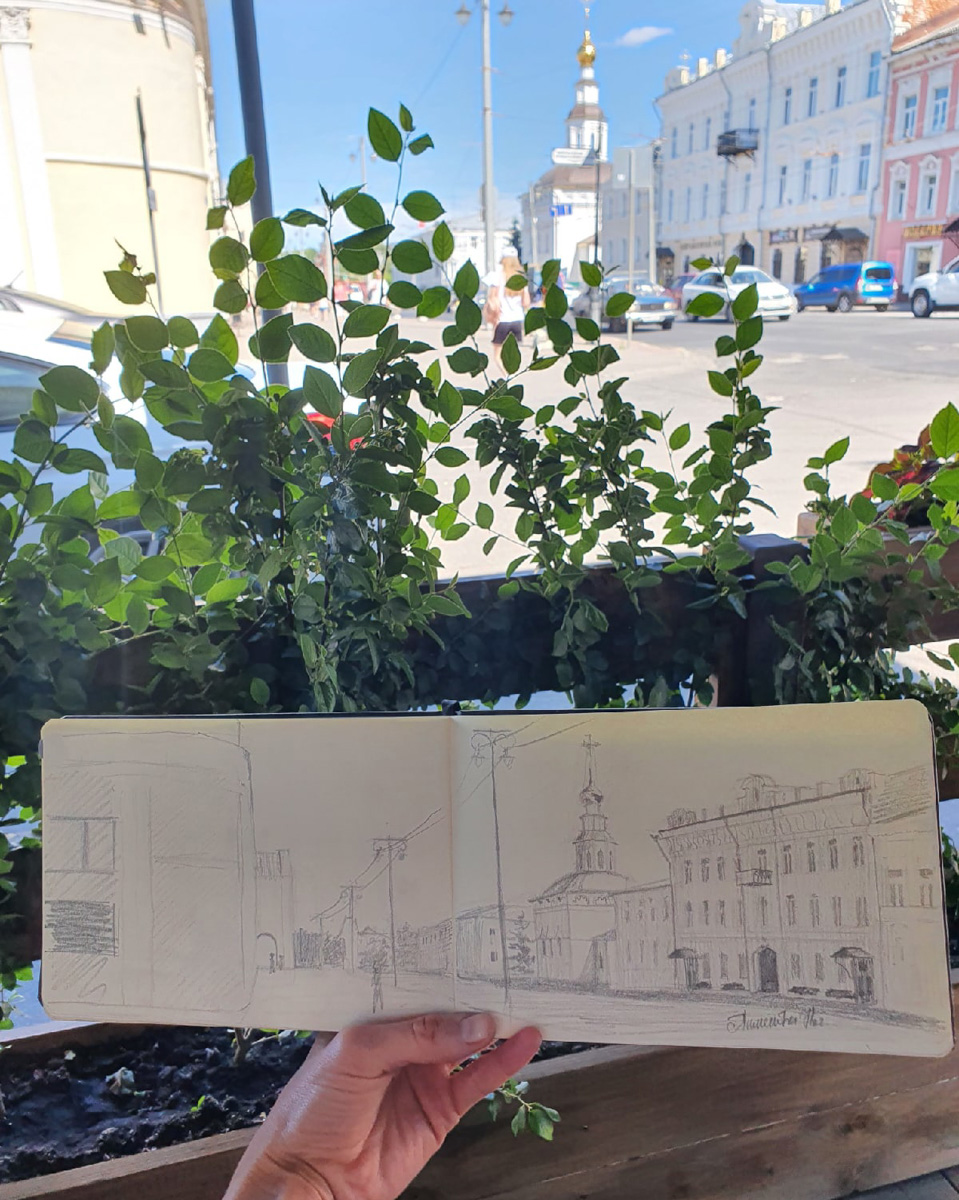 Жительница областного центра Наталья Пименова выражает любовь к родному городу на бумаге. Из выразительных средств – все оттенки серого. Сегодня зарисовки девушки стали хорошо узнаваемыми. На графических скетчах – знакомые улочки и объекты архитектуры.