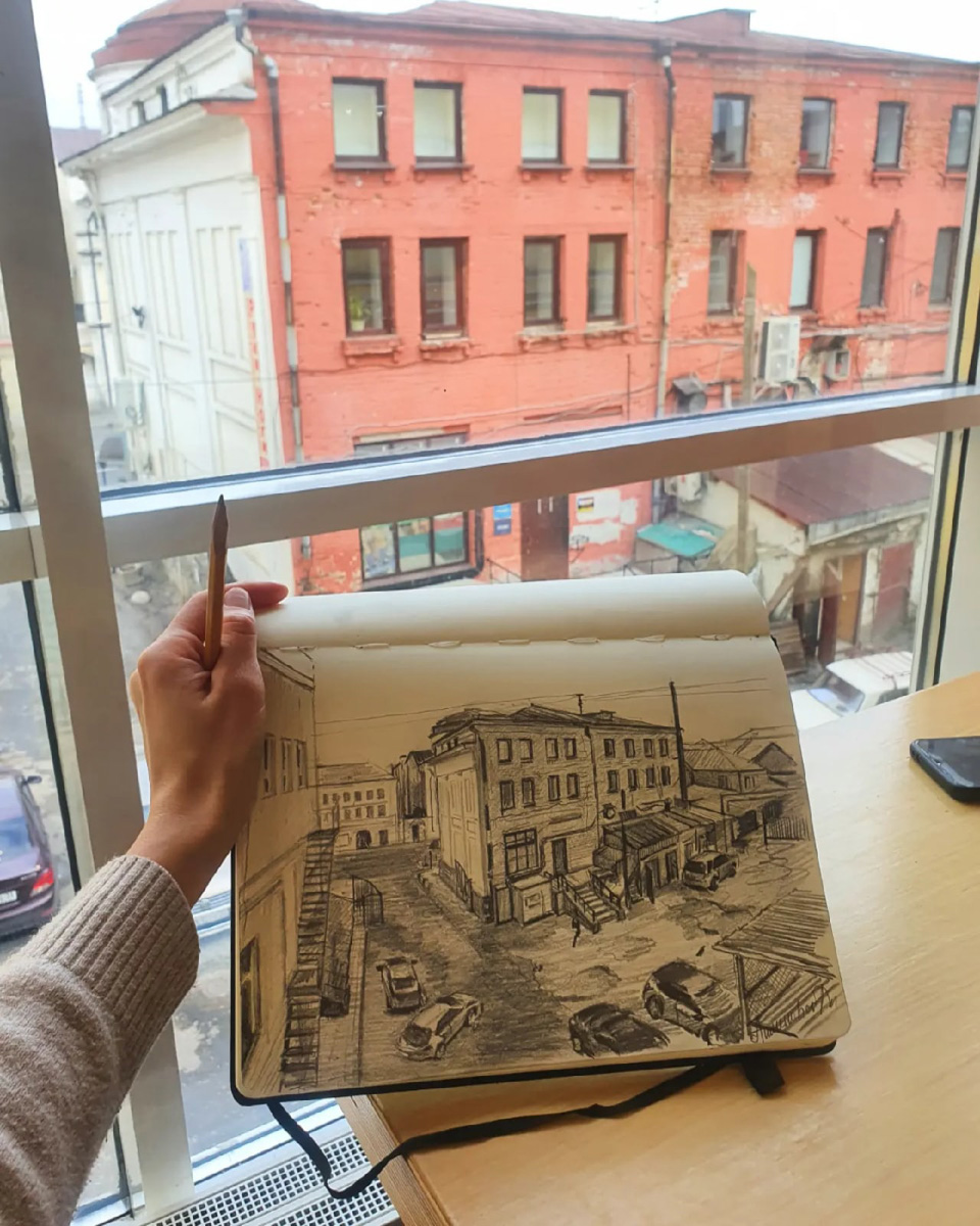 Жительница областного центра Наталья Пименова выражает любовь к родному городу на бумаге. Из выразительных средств – все оттенки серого. Сегодня зарисовки девушки стали хорошо узнаваемыми. На графических скетчах – знакомые улочки и объекты архитектуры.