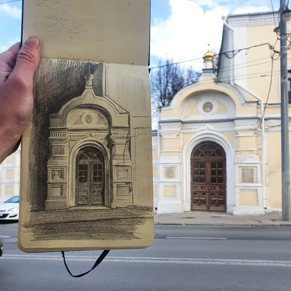 Жительница областного центра Наталья Пименова выражает любовь к родному городу на бумаге. Из выразительных средств – все оттенки серого. Сегодня зарисовки девушки стали хорошо узнаваемыми. На графических скетчах – знакомые улочки и объекты архитектуры.