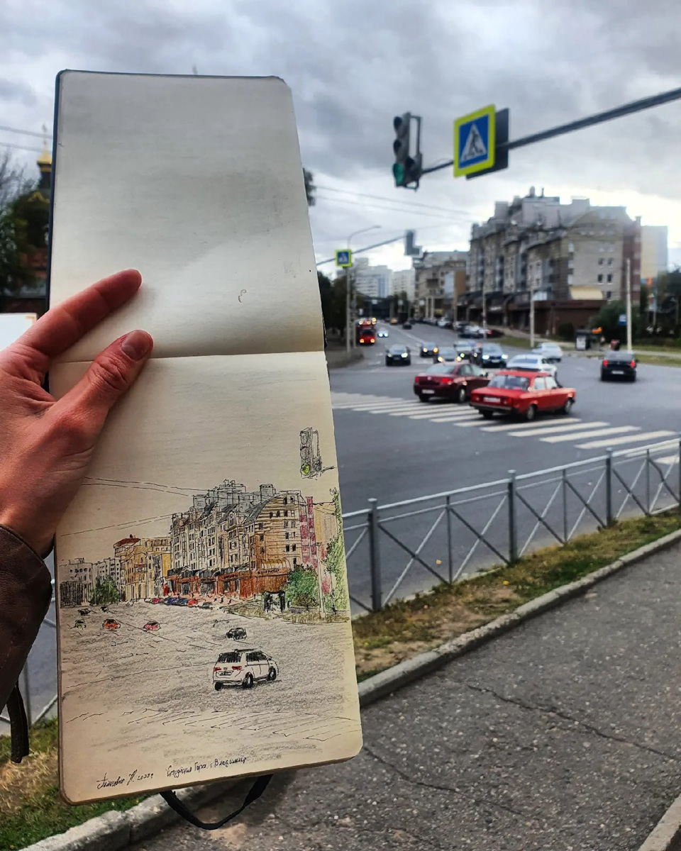 Жительница областного центра Наталья Пименова выражает любовь к родному городу на бумаге. Из выразительных средств – все оттенки серого. Сегодня зарисовки девушки стали хорошо узнаваемыми. На графических скетчах – знакомые улочки и объекты архитектуры.