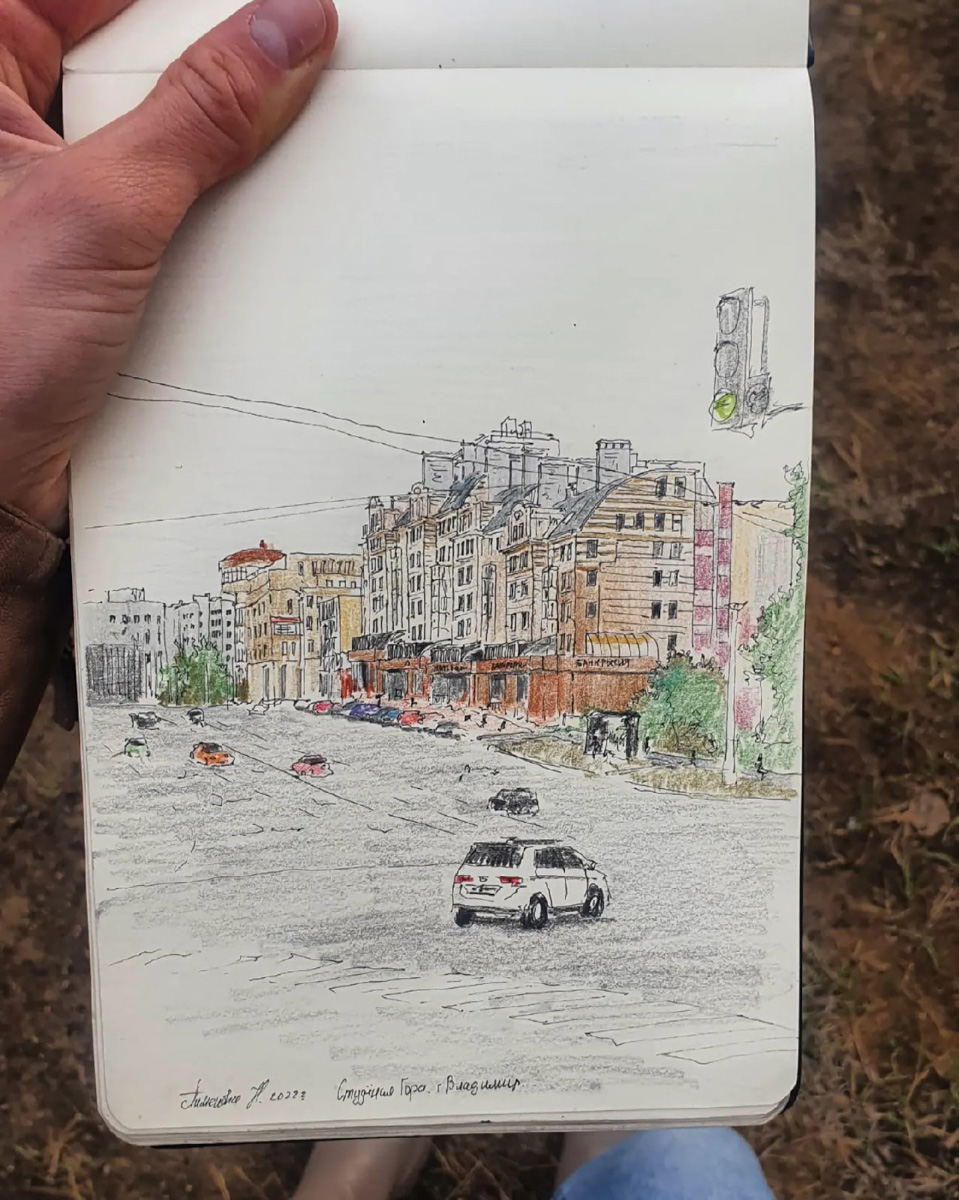 Жительница областного центра Наталья Пименова выражает любовь к родному городу на бумаге. Из выразительных средств – все оттенки серого. Сегодня зарисовки девушки стали хорошо узнаваемыми. На графических скетчах – знакомые улочки и объекты архитектуры.