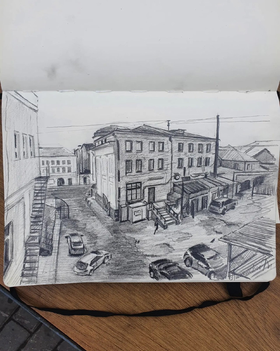 Жительница областного центра Наталья Пименова выражает любовь к родному городу на бумаге. Из выразительных средств – все оттенки серого. Сегодня зарисовки девушки стали хорошо узнаваемыми. На графических скетчах – знакомые улочки и объекты архитектуры.