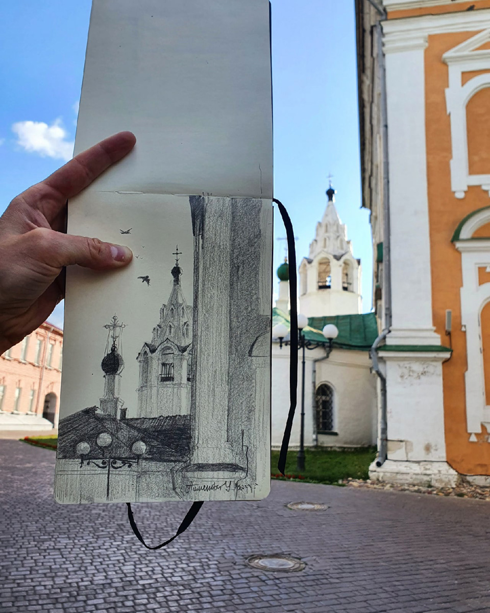 Жительница областного центра Наталья Пименова выражает любовь к родному городу на бумаге. Из выразительных средств – все оттенки серого. Сегодня зарисовки девушки стали хорошо узнаваемыми. На графических скетчах – знакомые улочки и объекты архитектуры.