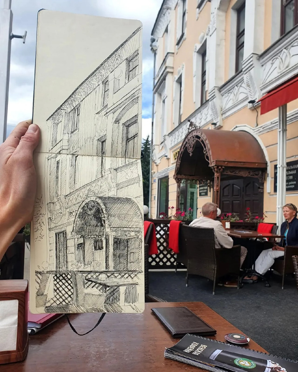 Жительница областного центра Наталья Пименова выражает любовь к родному городу на бумаге. Из выразительных средств – все оттенки серого. Сегодня зарисовки девушки стали хорошо узнаваемыми. На графических скетчах – знакомые улочки и объекты архитектуры.