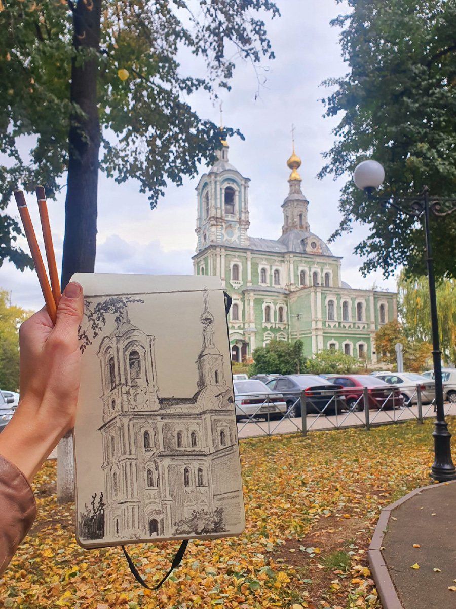 Жительница областного центра Наталья Пименова выражает любовь к родному городу на бумаге. Из выразительных средств – все оттенки серого. Сегодня зарисовки девушки стали хорошо узнаваемыми. На графических скетчах – знакомые улочки и объекты архитектуры.