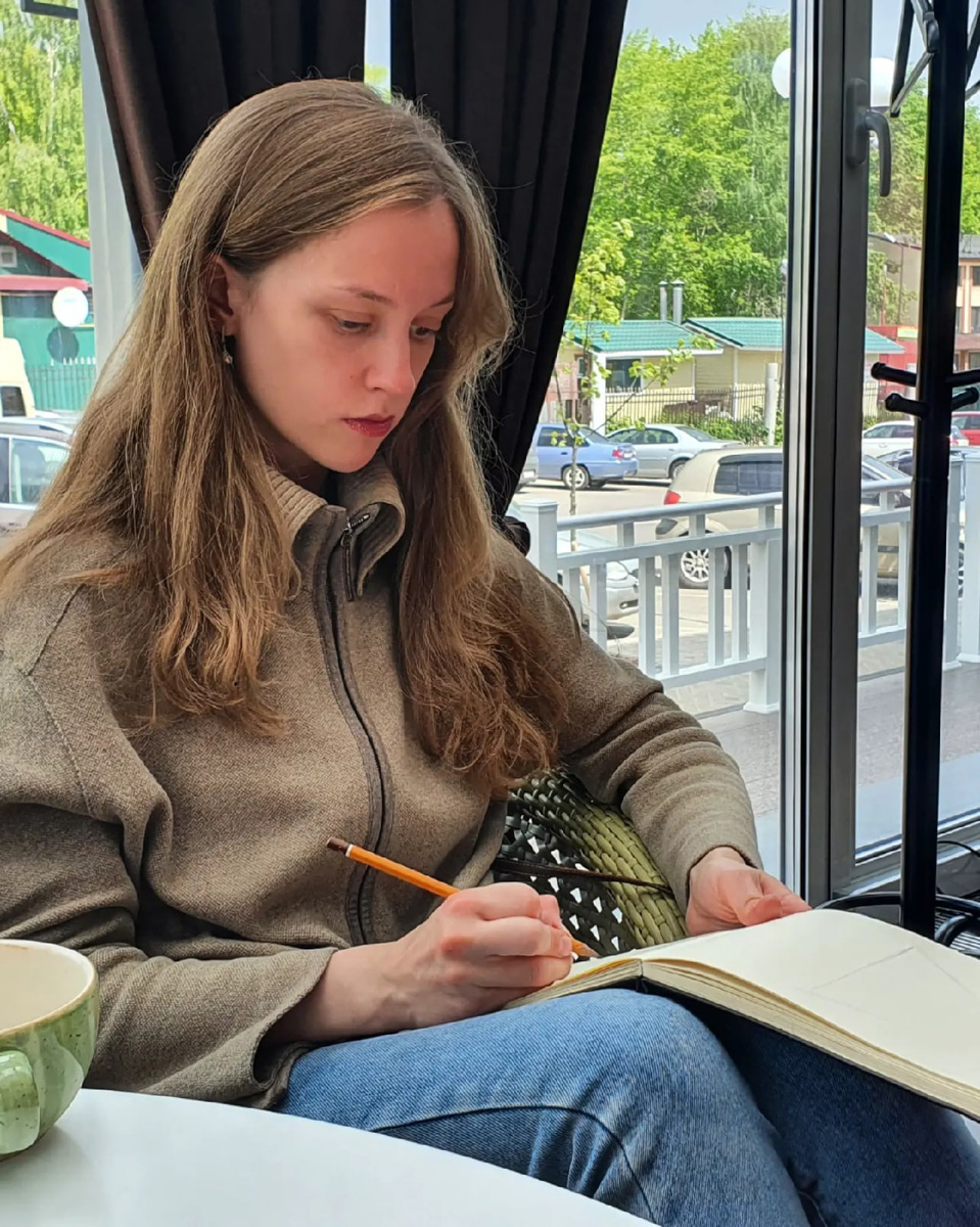 Жительница областного центра Наталья Пименова выражает любовь к родному городу на бумаге. Из выразительных средств – все оттенки серого. Сегодня зарисовки девушки стали хорошо узнаваемыми. На графических скетчах – знакомые улочки и объекты архитектуры.