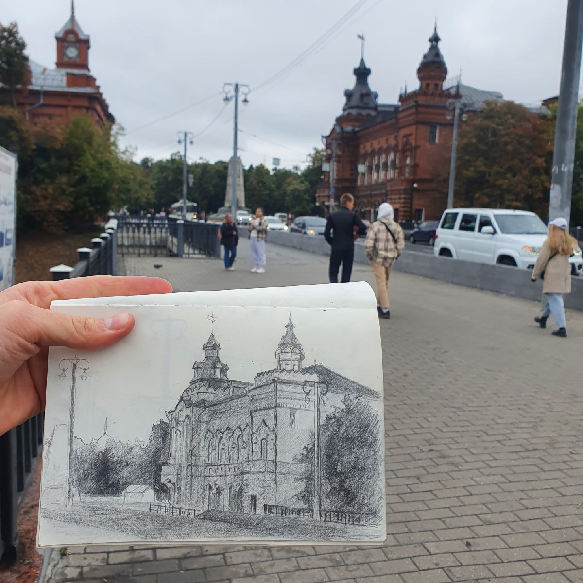 Жительница областного центра Наталья Пименова выражает любовь к родному городу на бумаге. Из выразительных средств – все оттенки серого. Сегодня зарисовки девушки стали хорошо узнаваемыми. На графических скетчах – знакомые улочки и объекты архитектуры.