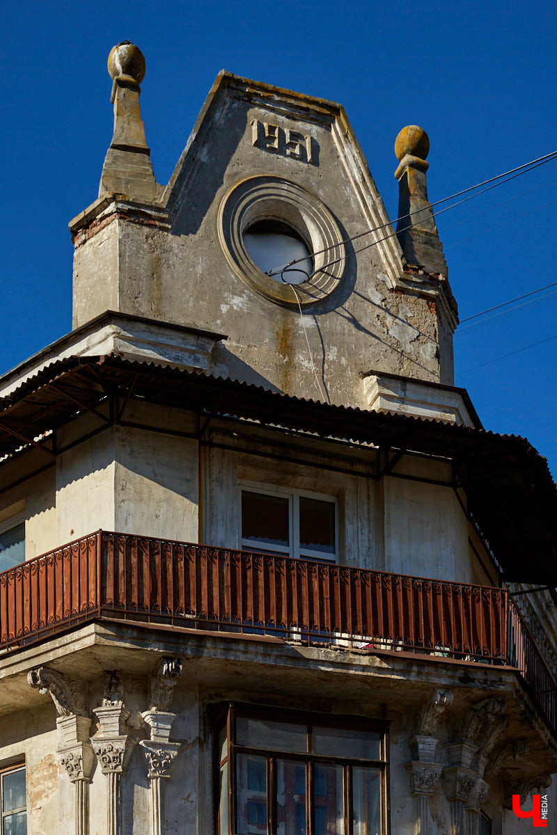 И снова речь пойдет о «сталинках». На этот раз мы составили топ дорогих квартир в домах ушедшей эпохи, расположенных на главных улицах города.