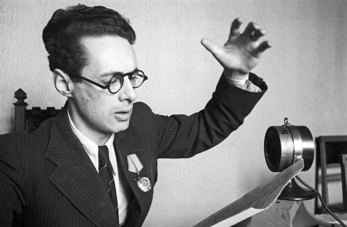 2 октября в 1914 году во Владимире родился Юрий Левитан, легендарный диктор Всесоюзного радио. И воздействие его голоса на советских людей было огромным. Поэтому неудивительно, что в нашем городе появилась улица его имени, которая год от года все больше превращается в мемориальную. Давайте прогуляемся по ней и посмотрим, сколько там памятников «голосу истории» и объектов, носящих его имя.