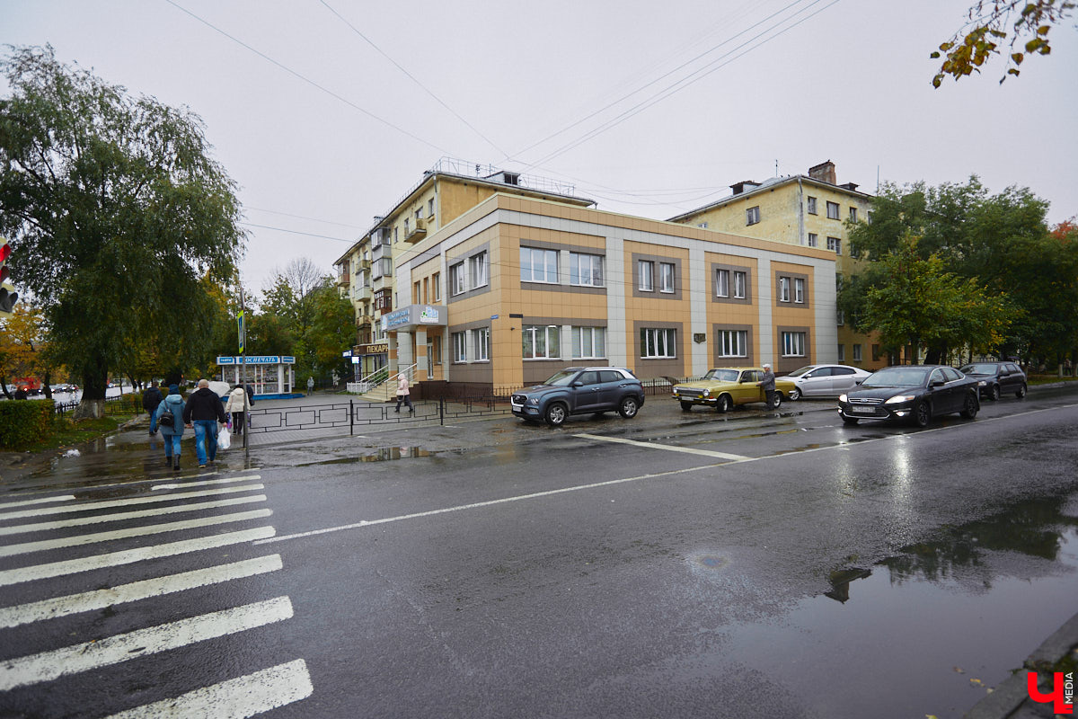 2 октября в 1914 году во Владимире родился Юрий Левитан, легендарный диктор Всесоюзного радио. И воздействие его голоса на советских людей было огромным. Поэтому неудивительно, что в нашем городе появилась улица его имени, которая год от года все больше превращается в мемориальную. Давайте прогуляемся по ней и посмотрим, сколько там памятников «голосу истории» и объектов, носящих его имя.