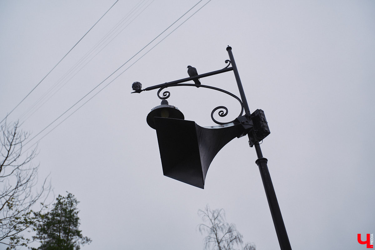 2 октября в 1914 году во Владимире родился Юрий Левитан, легендарный диктор Всесоюзного радио. И воздействие его голоса на советских людей было огромным. Поэтому неудивительно, что в нашем городе появилась улица его имени, которая год от года все больше превращается в мемориальную. Давайте прогуляемся по ней и посмотрим, сколько там памятников «голосу истории» и объектов, носящих его имя.