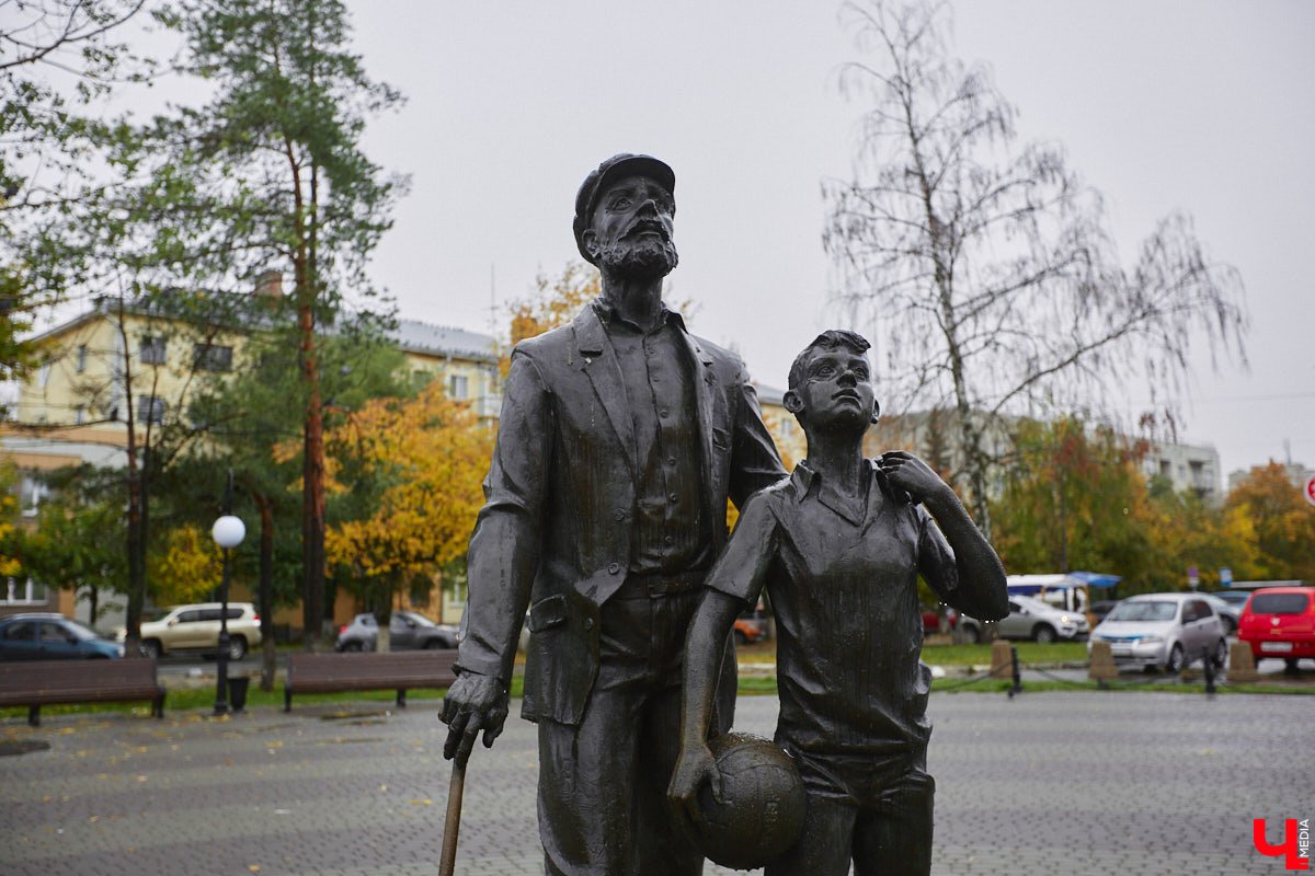 2 октября в 1914 году во Владимире родился Юрий Левитан, легендарный диктор Всесоюзного радио. И воздействие его голоса на советских людей было огромным. Поэтому неудивительно, что в нашем городе появилась улица его имени, которая год от года все больше превращается в мемориальную. Давайте прогуляемся по ней и посмотрим, сколько там памятников «голосу истории» и объектов, носящих его имя.
