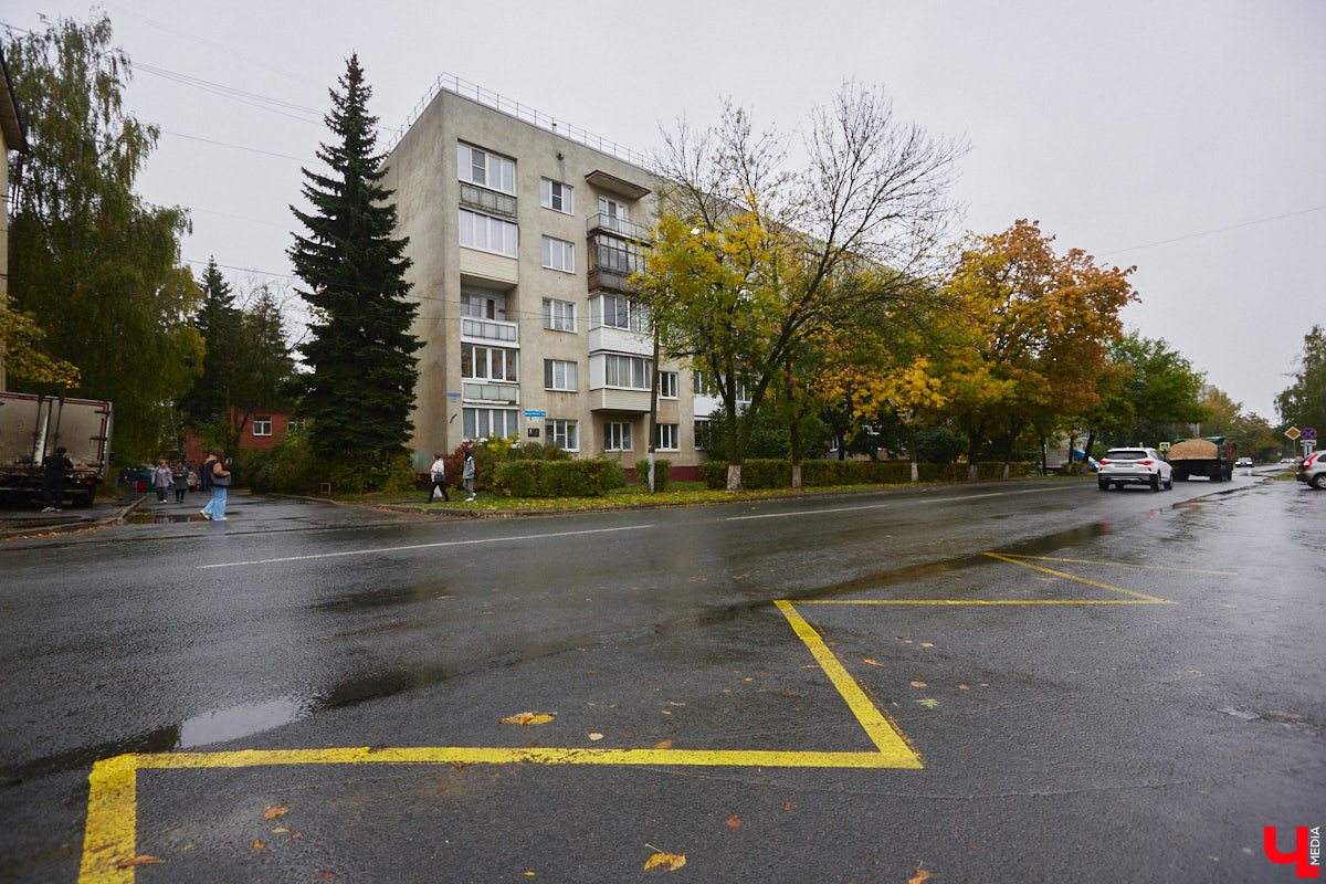 2 октября в 1914 году во Владимире родился Юрий Левитан, легендарный диктор Всесоюзного радио. И воздействие его голоса на советских людей было огромным. Поэтому неудивительно, что в нашем городе появилась улица его имени, которая год от года все больше превращается в мемориальную. Давайте прогуляемся по ней и посмотрим, сколько там памятников «голосу истории» и объектов, носящих его имя.