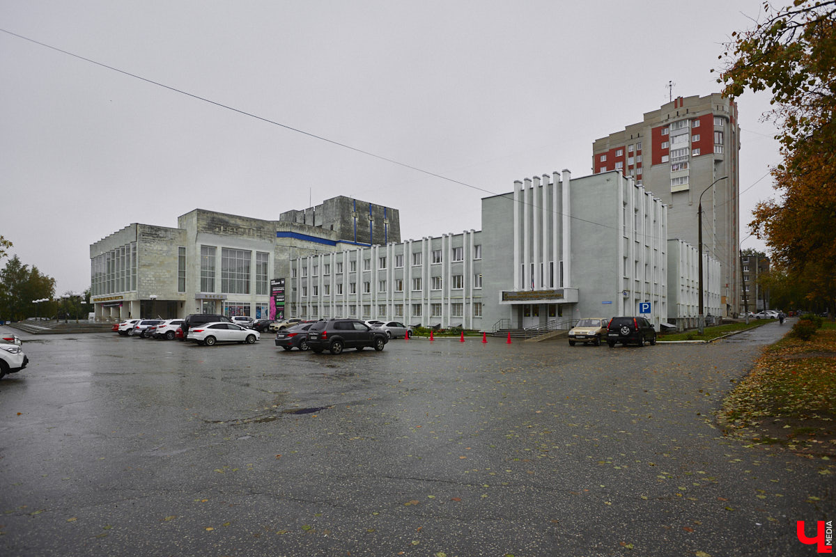 2 октября в 1914 году во Владимире родился Юрий Левитан, легендарный диктор Всесоюзного радио. И воздействие его голоса на советских людей было огромным. Поэтому неудивительно, что в нашем городе появилась улица его имени, которая год от года все больше превращается в мемориальную. Давайте прогуляемся по ней и посмотрим, сколько там памятников «голосу истории» и объектов, носящих его имя.