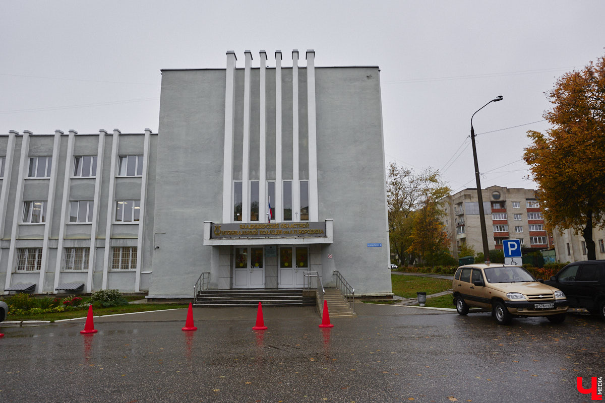 2 октября в 1914 году во Владимире родился Юрий Левитан, легендарный диктор Всесоюзного радио. И воздействие его голоса на советских людей было огромным. Поэтому неудивительно, что в нашем городе появилась улица его имени, которая год от года все больше превращается в мемориальную. Давайте прогуляемся по ней и посмотрим, сколько там памятников «голосу истории» и объектов, носящих его имя.