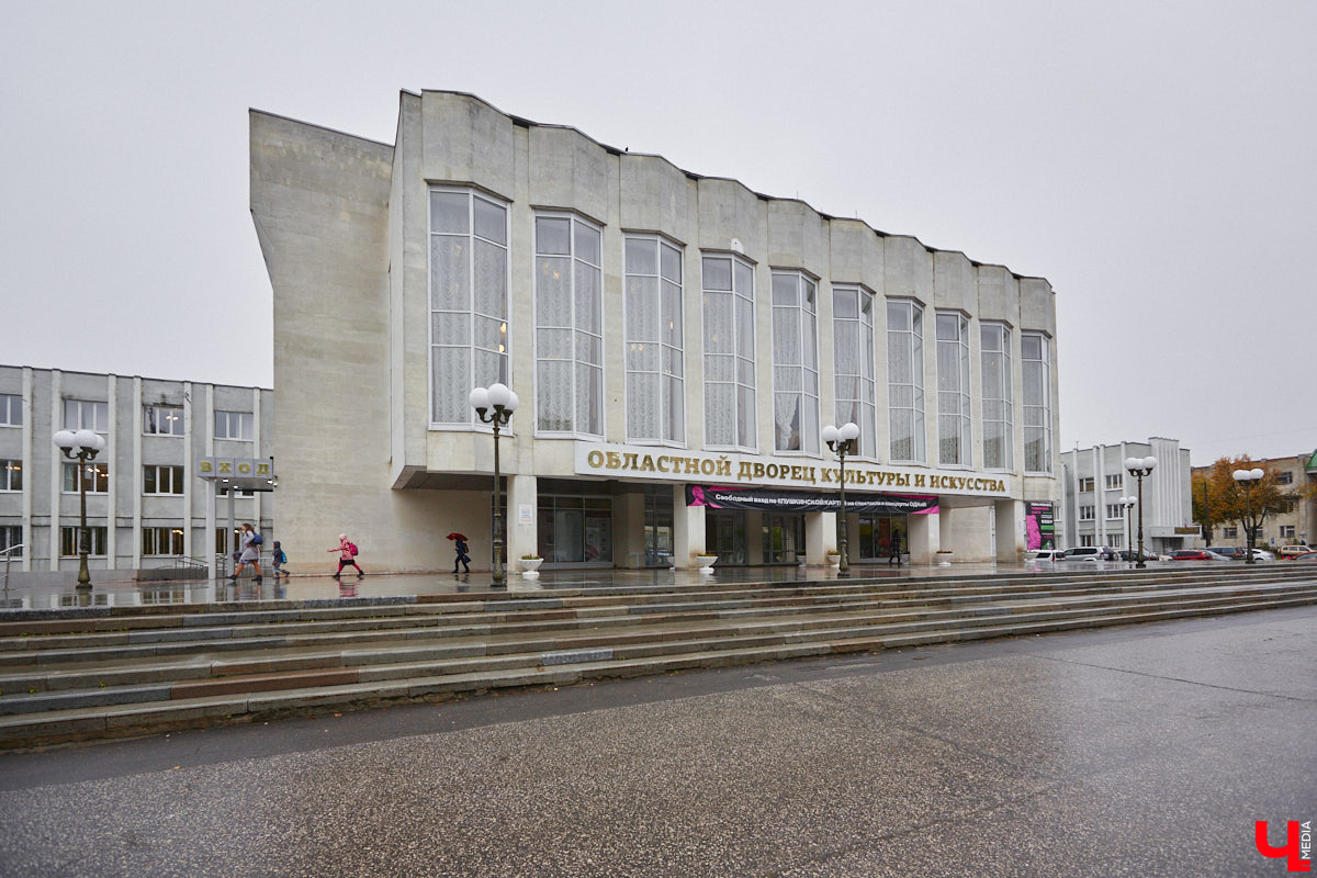 2 октября в 1914 году во Владимире родился Юрий Левитан, легендарный диктор Всесоюзного радио. И воздействие его голоса на советских людей было огромным. Поэтому неудивительно, что в нашем городе появилась улица его имени, которая год от года все больше превращается в мемориальную. Давайте прогуляемся по ней и посмотрим, сколько там памятников «голосу истории» и объектов, носящих его имя.