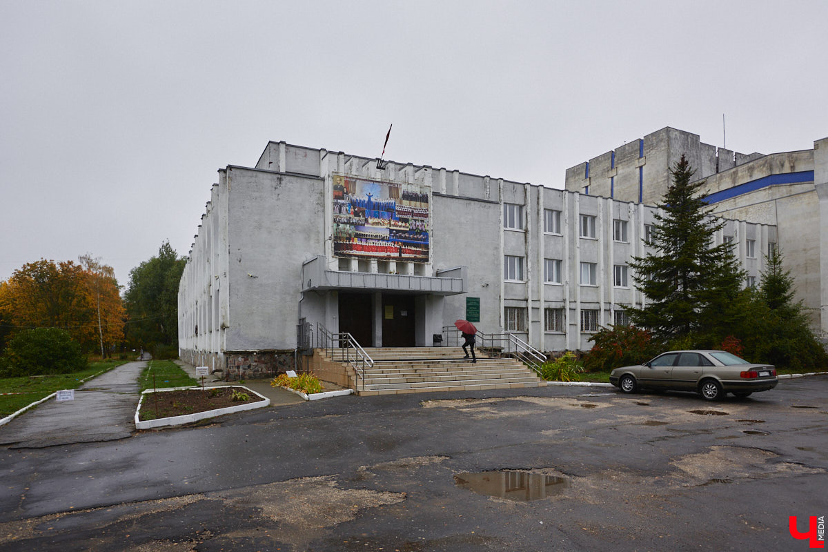 2 октября в 1914 году во Владимире родился Юрий Левитан, легендарный диктор Всесоюзного радио. И воздействие его голоса на советских людей было огромным. Поэтому неудивительно, что в нашем городе появилась улица его имени, которая год от года все больше превращается в мемориальную. Давайте прогуляемся по ней и посмотрим, сколько там памятников «голосу истории» и объектов, носящих его имя.