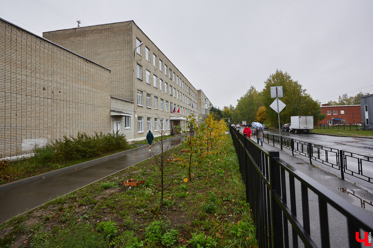 2 октября в 1914 году во Владимире родился Юрий Левитан, легендарный диктор Всесоюзного радио. И воздействие его голоса на советских людей было огромным. Поэтому неудивительно, что в нашем городе появилась улица его имени, которая год от года все больше превращается в мемориальную. Давайте прогуляемся по ней и посмотрим, сколько там памятников «голосу истории» и объектов, носящих его имя.