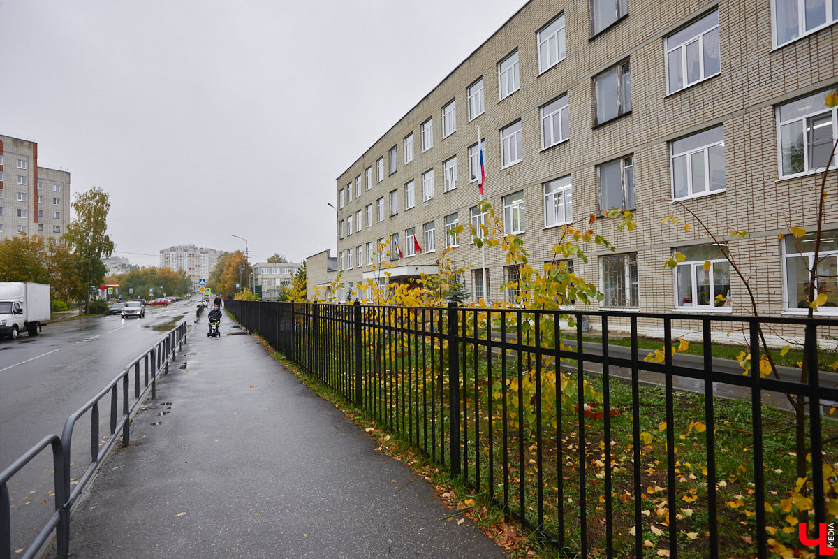 2 октября в 1914 году во Владимире родился Юрий Левитан, легендарный диктор Всесоюзного радио. И воздействие его голоса на советских людей было огромным. Поэтому неудивительно, что в нашем городе появилась улица его имени, которая год от года все больше превращается в мемориальную. Давайте прогуляемся по ней и посмотрим, сколько там памятников «голосу истории» и объектов, носящих его имя.