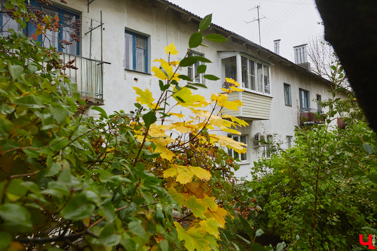 2 октября в 1914 году во Владимире родился Юрий Левитан, легендарный диктор Всесоюзного радио. И воздействие его голоса на советских людей было огромным. Поэтому неудивительно, что в нашем городе появилась улица его имени, которая год от года все больше превращается в мемориальную. Давайте прогуляемся по ней и посмотрим, сколько там памятников «голосу истории» и объектов, носящих его имя.