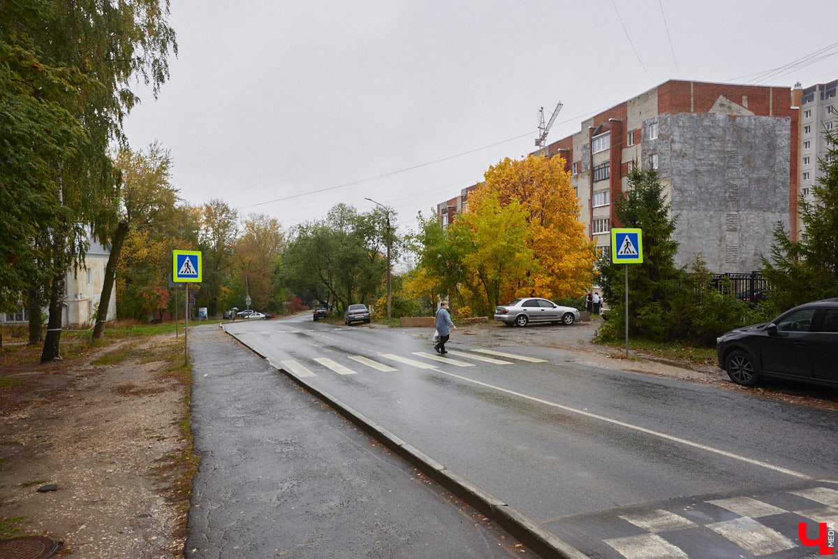 2 октября в 1914 году во Владимире родился Юрий Левитан, легендарный диктор Всесоюзного радио. И воздействие его голоса на советских людей было огромным. Поэтому неудивительно, что в нашем городе появилась улица его имени, которая год от года все больше превращается в мемориальную. Давайте прогуляемся по ней и посмотрим, сколько там памятников «голосу истории» и объектов, носящих его имя.