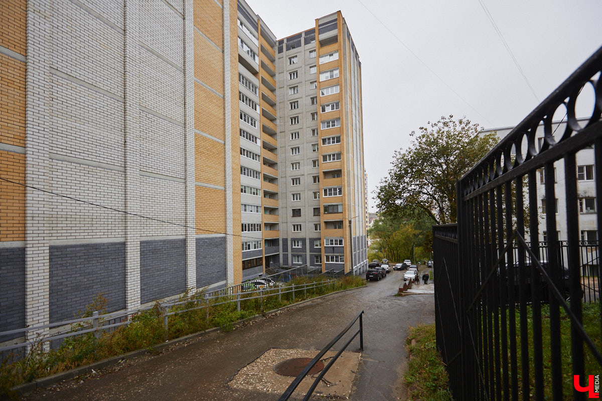 2 октября в 1914 году во Владимире родился Юрий Левитан, легендарный диктор Всесоюзного радио. И воздействие его голоса на советских людей было огромным. Поэтому неудивительно, что в нашем городе появилась улица его имени, которая год от года все больше превращается в мемориальную. Давайте прогуляемся по ней и посмотрим, сколько там памятников «голосу истории» и объектов, носящих его имя.