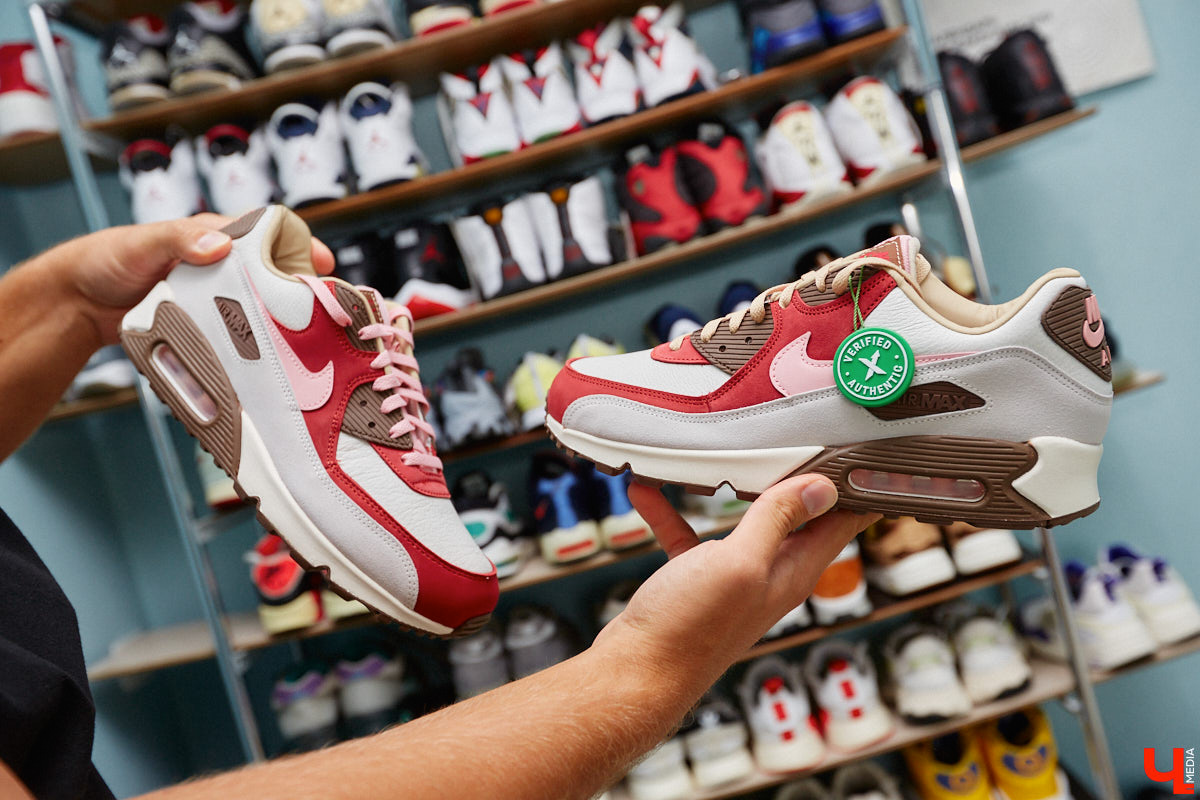 Вы знаете, кто такой «сникерхед»? Это человек, который коллекционирует кроссовки. У жителя Владимира Александра Чунаева, например, ровно сто уникальных моделей. И все их молодой человек носит по очереди.