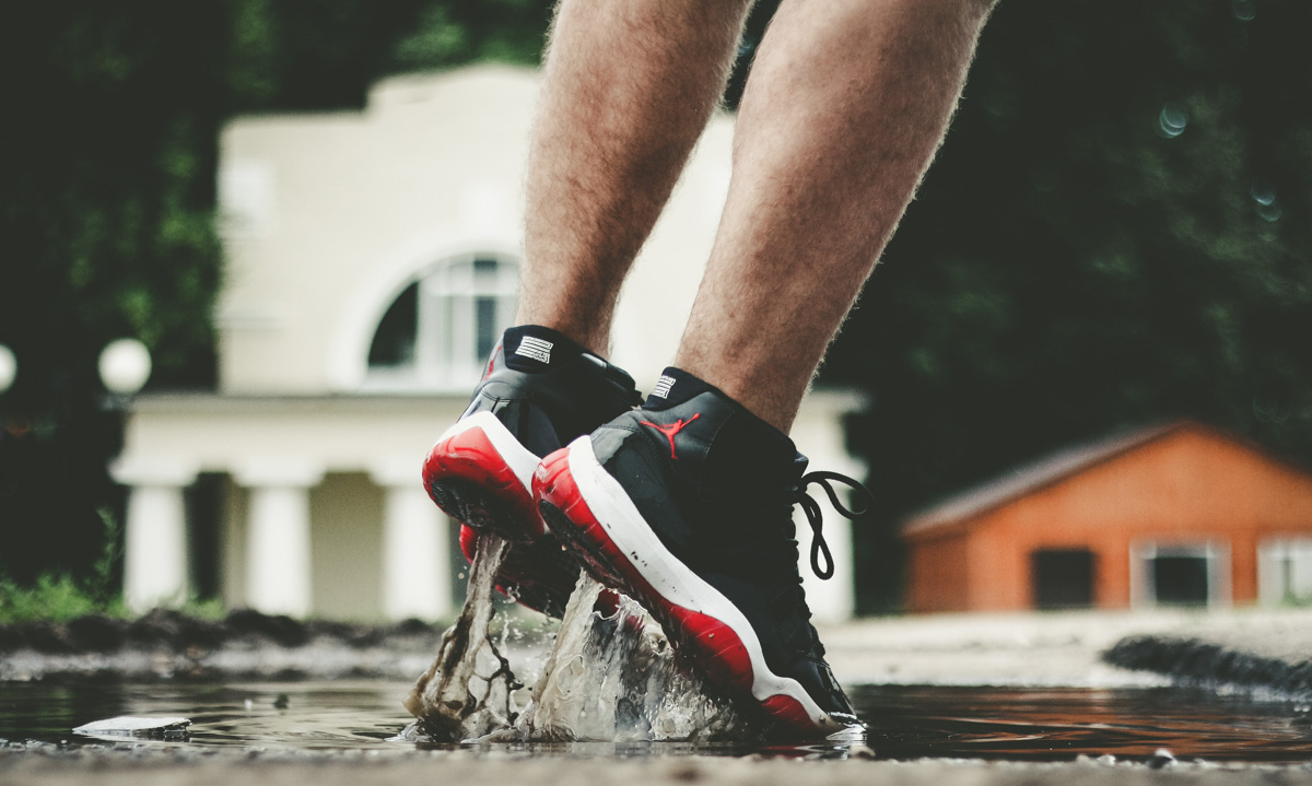 Вы знаете, кто такой «сникерхед»? Это человек, который коллекционирует кроссовки. У жителя Владимира Александра Чунаева, например, ровно сто уникальных моделей. И все их молодой человек носит по очереди.