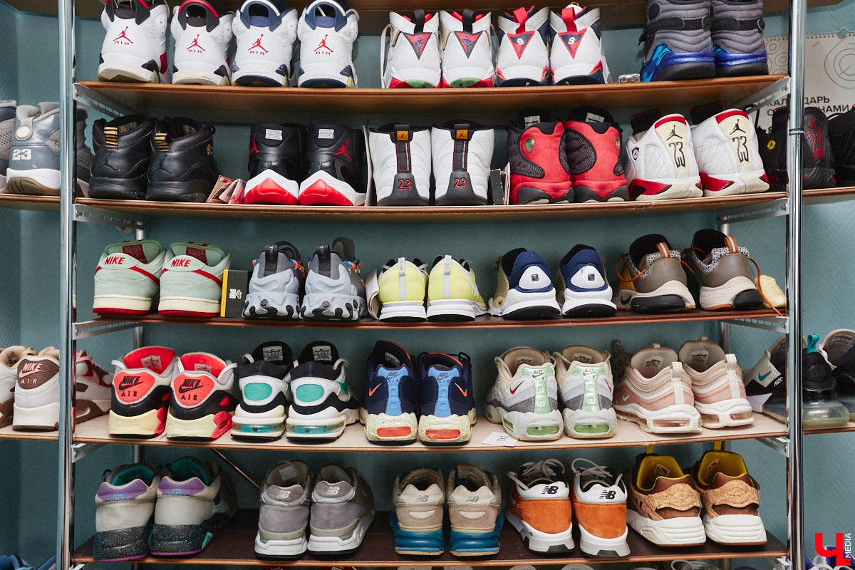 Вы знаете, кто такой «сникерхед»? Это человек, который коллекционирует кроссовки. У жителя Владимира Александра Чунаева, например, ровно сто уникальных моделей. И все их молодой человек носит по очереди.