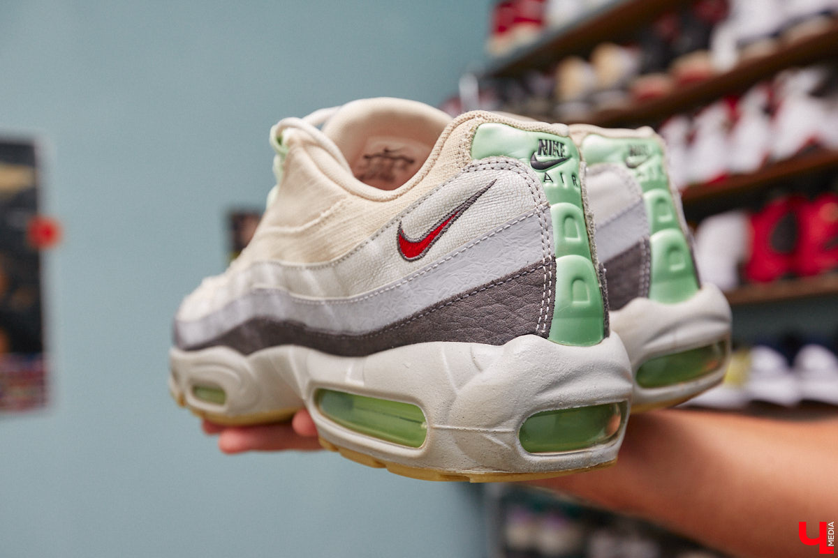 Вы знаете, кто такой «сникерхед»? Это человек, который коллекционирует кроссовки. У жителя Владимира Александра Чунаева, например, ровно сто уникальных моделей. И все их молодой человек носит по очереди.