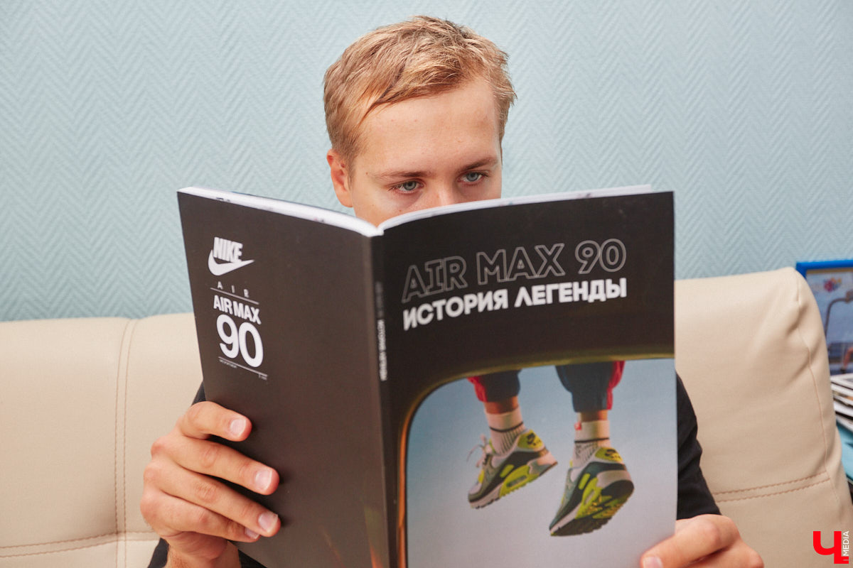 Вы знаете, кто такой «сникерхед»? Это человек, который коллекционирует кроссовки. У жителя Владимира Александра Чунаева, например, ровно сто уникальных моделей. И все их молодой человек носит по очереди.