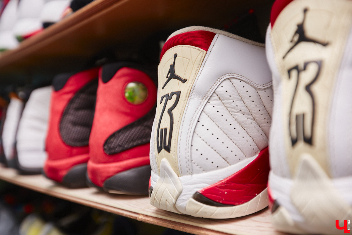 Вы знаете, кто такой «сникерхед»? Это человек, который коллекционирует кроссовки. У жителя Владимира Александра Чунаева, например, ровно сто уникальных моделей. И все их молодой человек носит по очереди.