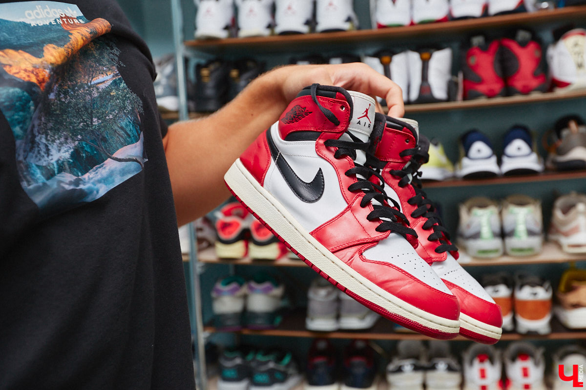 Вы знаете, кто такой «сникерхед»? Это человек, который коллекционирует кроссовки. У жителя Владимира Александра Чунаева, например, ровно сто уникальных моделей. И все их молодой человек носит по очереди.