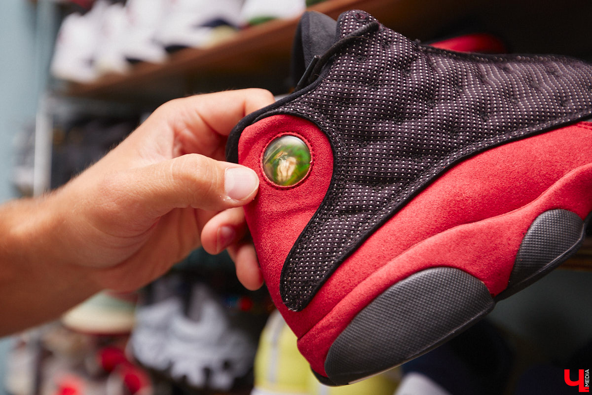 Вы знаете, кто такой «сникерхед»? Это человек, который коллекционирует кроссовки. У жителя Владимира Александра Чунаева, например, ровно сто уникальных моделей. И все их молодой человек носит по очереди.