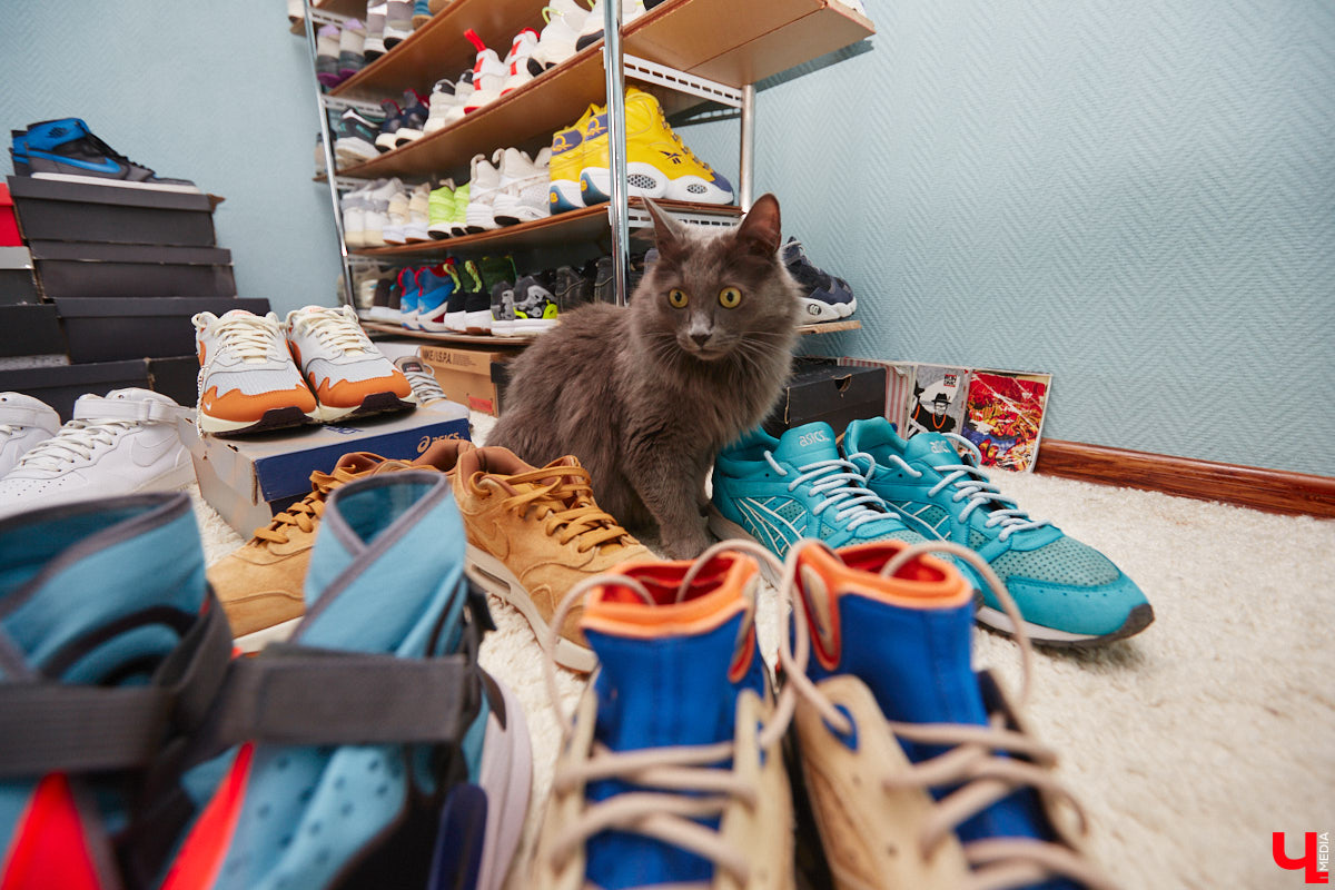 Вы знаете, кто такой «сникерхед»? Это человек, который коллекционирует кроссовки. У жителя Владимира Александра Чунаева, например, ровно сто уникальных моделей. И все их молодой человек носит по очереди.