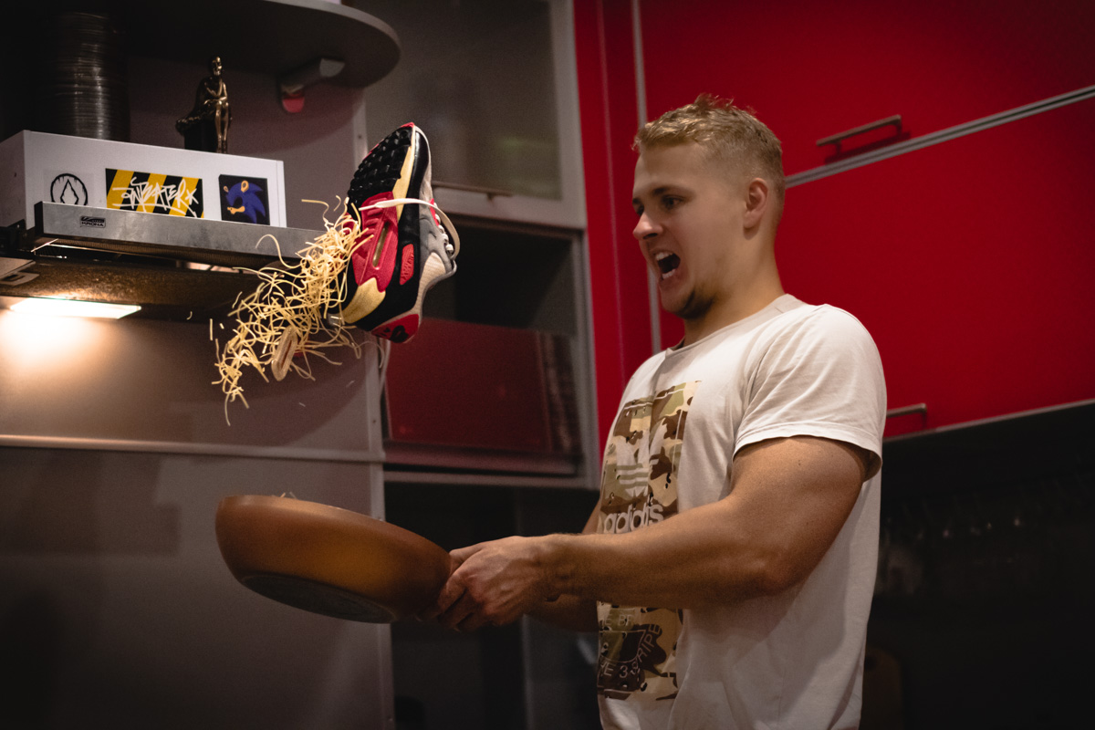 Вы знаете, кто такой «сникерхед»? Это человек, который коллекционирует кроссовки. У жителя Владимира Александра Чунаева, например, ровно сто уникальных моделей. И все их молодой человек носит по очереди.