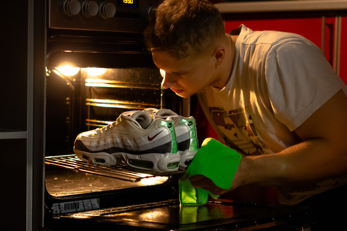 Вы знаете, кто такой «сникерхед»? Это человек, который коллекционирует кроссовки. У жителя Владимира Александра Чунаева, например, ровно сто уникальных моделей. И все их молодой человек носит по очереди.