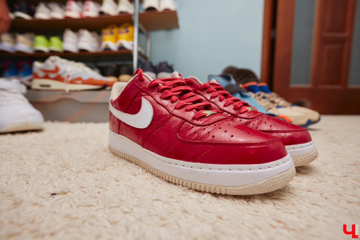 Вы знаете, кто такой «сникерхед»? Это человек, который коллекционирует кроссовки. У жителя Владимира Александра Чунаева, например, ровно сто уникальных моделей. И все их молодой человек носит по очереди.