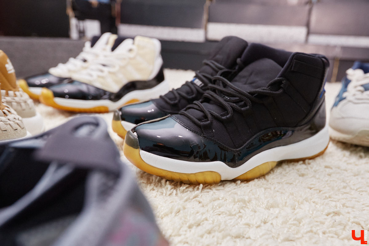 Вы знаете, кто такой «сникерхед»? Это человек, который коллекционирует кроссовки. У жителя Владимира Александра Чунаева, например, ровно сто уникальных моделей. И все их молодой человек носит по очереди.