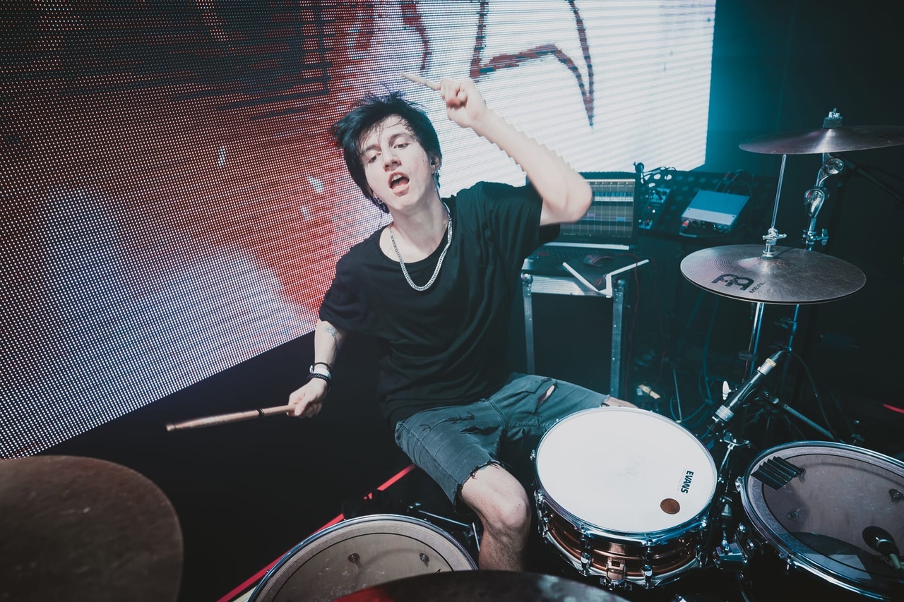 Вы знаете этого парня как лихого барабанщика, но у владимирского музыканта Александра Сорокина есть и другое альтер эго, и имя ему Крипт. Так вот на днях него с девушкой вышел новый клип. Съемки проходили в деревне «Маленькая Норвегия». В видео рассказана артхаусная история двух людей, пытающихся понять, кто они и что чувствуют.