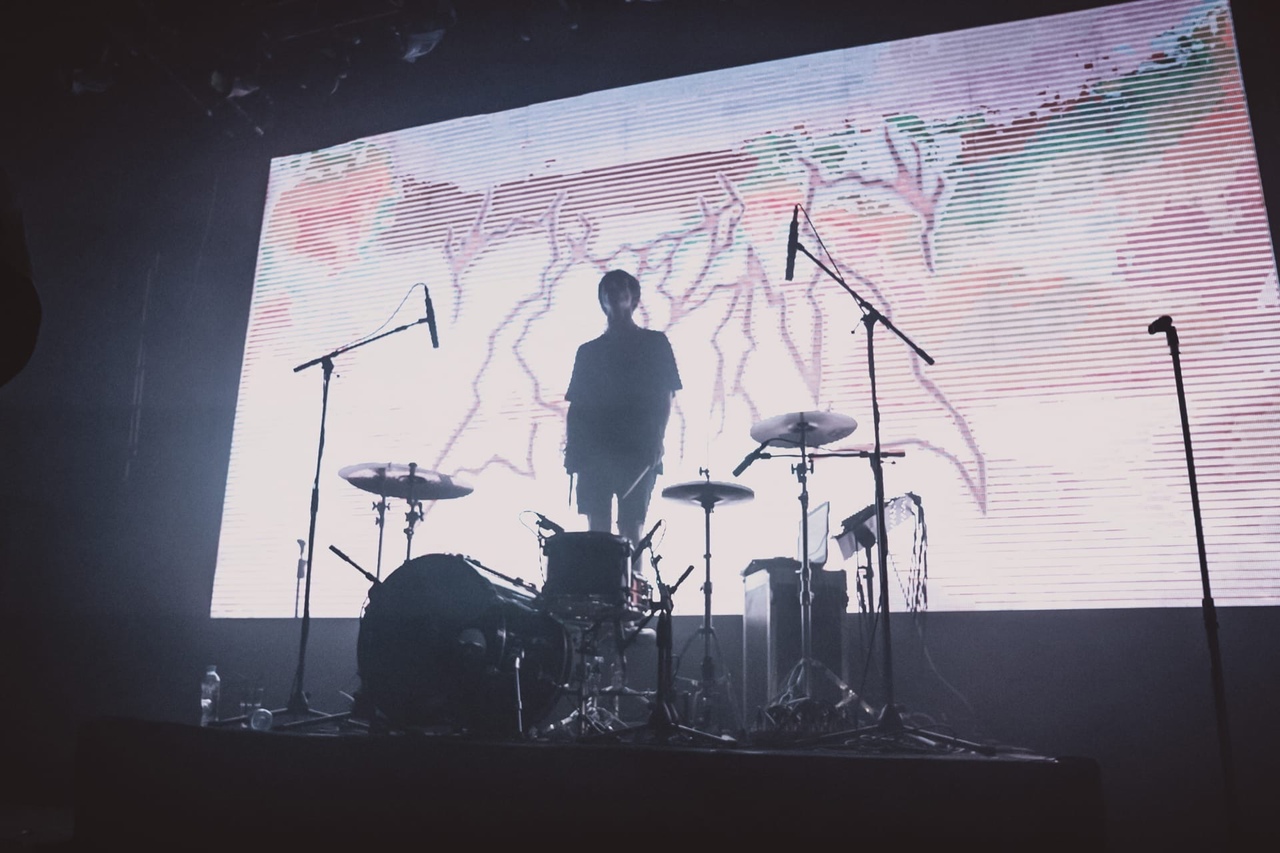 Вы знаете этого парня как лихого барабанщика, но у владимирского музыканта Александра Сорокина есть и другое альтер эго, и имя ему Крипт. Так вот на днях него с девушкой вышел новый клип. Съемки проходили в деревне «Маленькая Норвегия». В видео рассказана артхаусная история двух людей, пытающихся понять, кто они и что чувствуют.