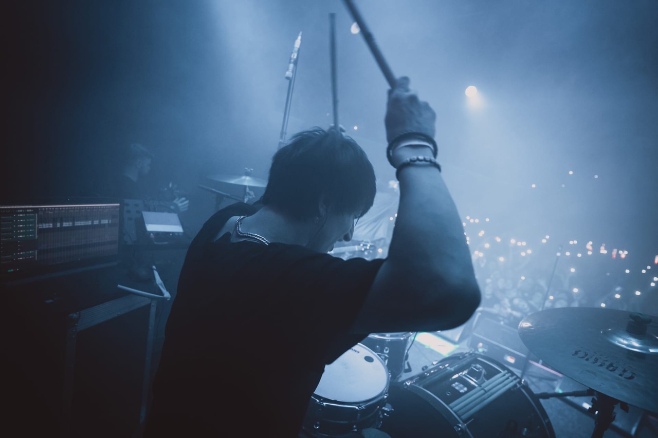 Вы знаете этого парня как лихого барабанщика, но у владимирского музыканта Александра Сорокина есть и другое альтер эго, и имя ему Крипт. Так вот на днях него с девушкой вышел новый клип. Съемки проходили в деревне «Маленькая Норвегия». В видео рассказана артхаусная история двух людей, пытающихся понять, кто они и что чувствуют.