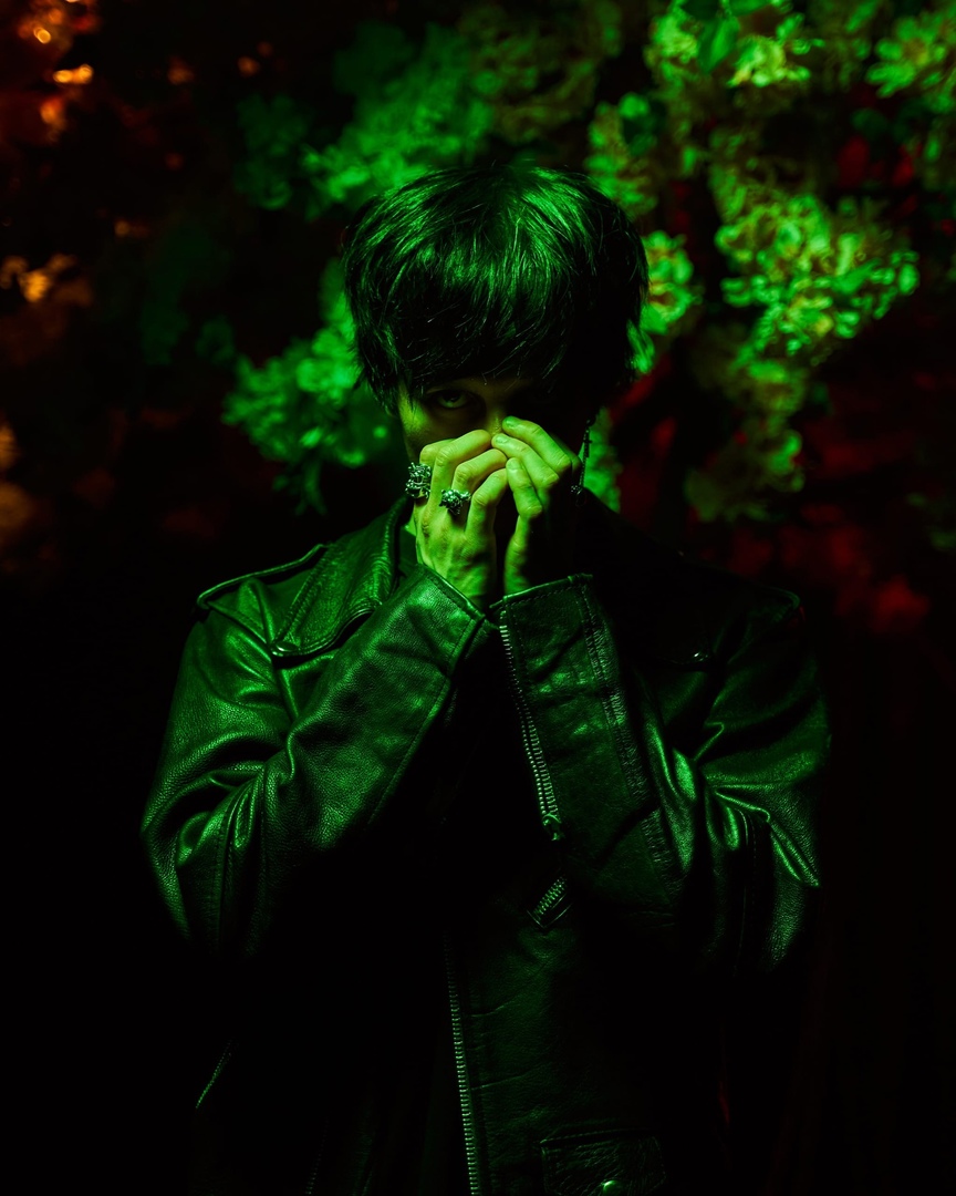 Вы знаете этого парня как лихого барабанщика, но у владимирского музыканта Александра Сорокина есть и другое альтер эго, и имя ему Крипт. Так вот на днях него с девушкой вышел новый клип. Съемки проходили в деревне «Маленькая Норвегия». В видео рассказана артхаусная история двух людей, пытающихся понять, кто они и что чувствуют.