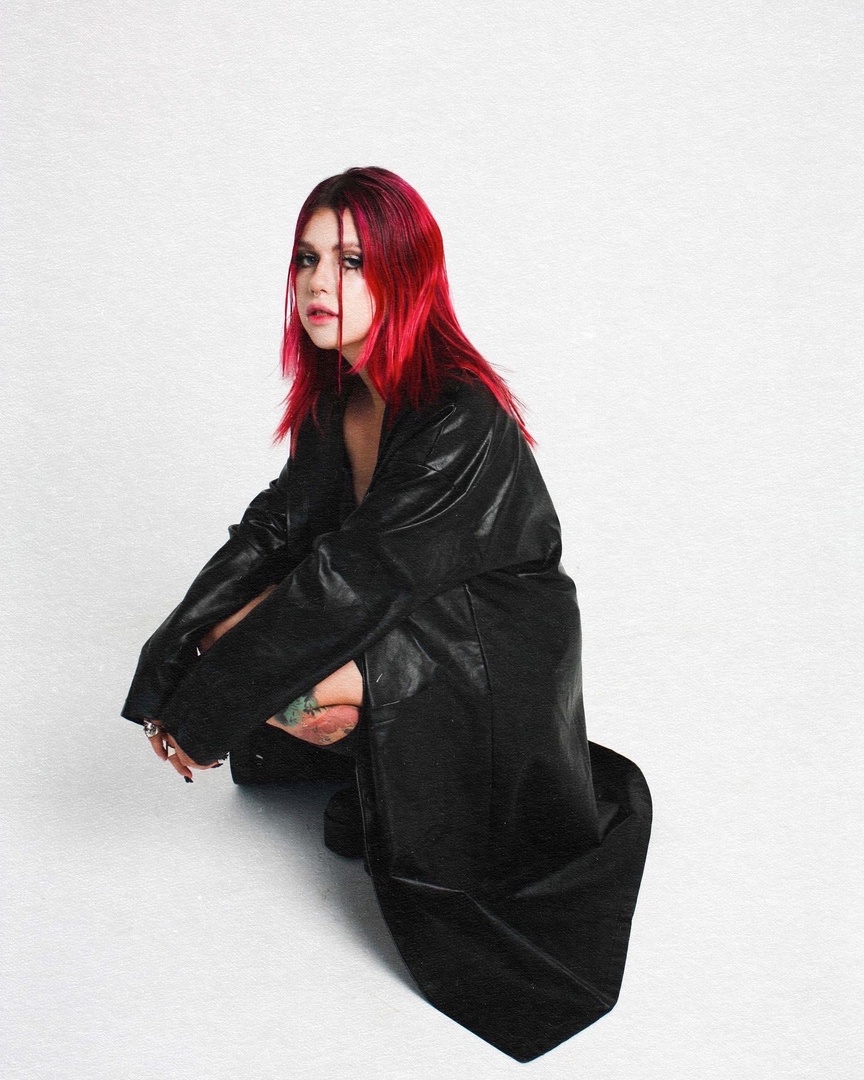 Вы знаете этого парня как лихого барабанщика, но у владимирского музыканта Александра Сорокина есть и другое альтер эго, и имя ему Крипт. Так вот на днях него с девушкой вышел новый клип. Съемки проходили в деревне «Маленькая Норвегия». В видео рассказана артхаусная история двух людей, пытающихся понять, кто они и что чувствуют.