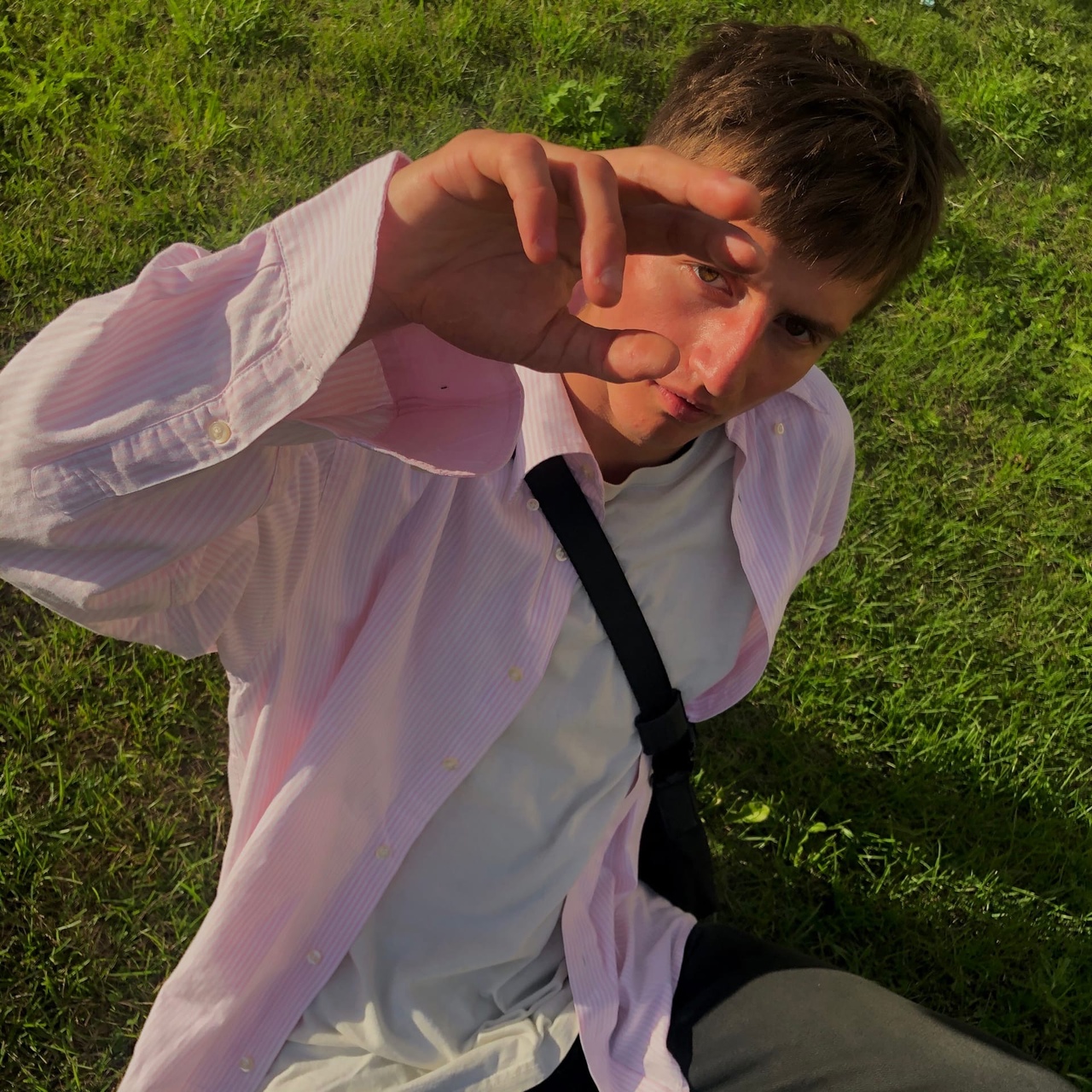 Вы знаете этого парня как лихого барабанщика, но у владимирского музыканта Александра Сорокина есть и другое альтер эго, и имя ему Крипт. Так вот на днях него с девушкой вышел новый клип. Съемки проходили в деревне «Маленькая Норвегия». В видео рассказана артхаусная история двух людей, пытающихся понять, кто они и что чувствуют.