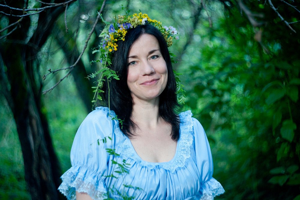 Создать по-настоящему эксклюзивный и полностью натуральный наряд? Да еще с помощью матушки-природы? Владимирский дизайнер-декоратор Наталья Наянзина доказала, что такое вполне возможно! Недавно вместе с коллегой она запустила коллекцию из 12 бумажных платьев с экопринтами.